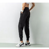 Pantalon de jogging noir pour femme, vue arrière montrant le design ajusté et confortable