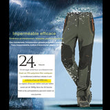 Pantalon imperméable pour femme sous la pluie, démonstration de sa résistance à l'eau et au vent