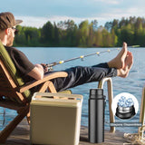 Personne pêchant au bord d'un lac avec une bouteille d'eau thermique et une glacière