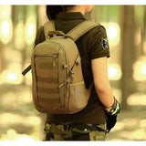Personne portant le sac à dos de voyage 15L dans une forêt, idéal pour les activités de plein air