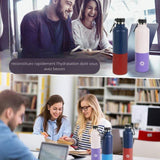 Personnes utilisant des bouteilles isothermes dans un environnement de travail et d'étude