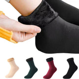 Personne ajustant des chaussettes noires en peluche, confort et chaleur