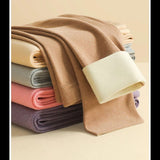 Pile de sous-vêtements thermiques de différentes couleurs, beige, gris, violet, rose et noir