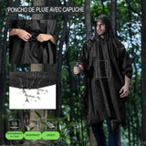 Poncho imperméable noir porté en randonnée sous la pluie avec capuche ajustable.