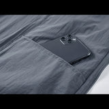 Poche intérieure de la veste de randonnée avec un téléphone, rangement sécurisé