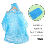 Poncho imperméable bleu suspendu sur un cintre avec détail du pliage compact