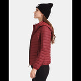 Profil d'une femme portant une veste matelassée rouge avec capuche, vue de côté