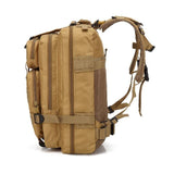 Profil d’un sac à dos tactique beige avec sangles réglables et poches latérales