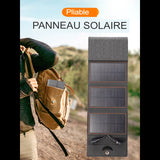 Panneau solaire pliable fixé à un sac à dos lors d'une randonnée