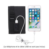 Panneau solaire pliable noir connecté à un téléphone portable via USB