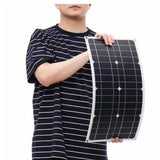 Personne tenant un panneau solaire flexible pour installation facile