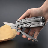 Pince multi outils en main, prête pour le camping et la randonnée