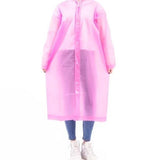 Femme portant un manteau de pluie rose, de face