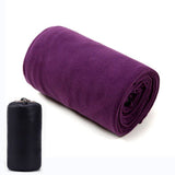 Sac de couchage polaire violet enroulé, parfait pour nuits froides en extérieur