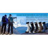 Randonneurs portant des chaussettes de randonnée en laine, vues des montagnes en arrière-plan