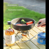 Réchaud à gaz de camping avec poêle, cuisson de légumes et viande en plein air
