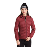 Femme portant une veste matelassée rouge avec capuche, vue de face