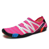 Chaussure d'eau homme et femme rose vif avec rayures blanches et semelle multicolore
