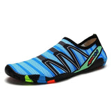 Chaussure d'eau homme et femme bleu royal avec rayures noires et semelle colorée antidérapante