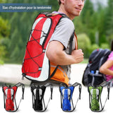 Sac à dos de randonnée imperméable rouge porté par un randonneur en extérieur