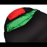 Sac de couchage noir et vert avec capuche rouge, parfait pour les nuits froides en camping