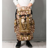 Sac à dos militaire extérieur tenu par une personne, couleur camouflage marron