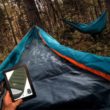 Sac de couchage utilisé dans une forêt, idéal pour les aventures en plein air