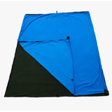 Sac de couchage polaire bleu et noir déplié pour camping en plein air