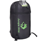 Sac de couchage compressé dans un sac de transport Jungle King, facile à transporter pour le camping