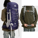 Sac à dos de camping violet avec bandoulière et système de maintien, porté par un randonneur