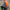 Sac à dos de camping 65 L orange et gris sur femme assise, idéal pour randonnée et trekking