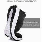 Semelle souple et antidérapante d’une chaussure de sport noire, flexibilité démontrée