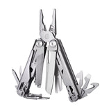 Pince multifonction en acier inoxydable argent avec divers outils déployés pour usage extérieur