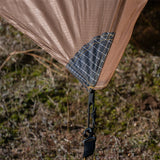 Tente de randonnée marron avec dimensions de 270 cm x 90 cm, vue de côté