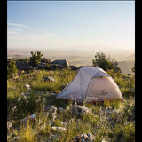 Tente de camping ultralégère au lever du soleil, idéale pour les aventures en plein air