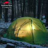 Tente de camping ultralégère éclairée la nuit dans la forêt, idéale pour les randonnées hivernales