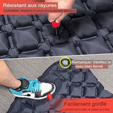 Test de résistance du matelas de camping noir avec pompe intégrée et surface anti rayures