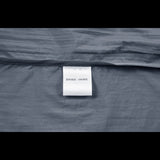 Étiquette intérieure de la veste de randonnée indiquant 100% nylon, durable et légère