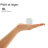 Étiquette intelligente blanche tenue dans une main, illustrant sa petite taille et légèreté de 11g