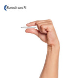 Étiquette intelligente mince tenue entre deux doigts, illustrant sa finesse et technologie Bluetooth sans fil