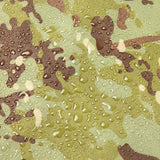 Tissu camouflage imperméable avec des gouttes d'eau visibles