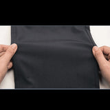 Tissu extensible du pantalon cargo pour homme, détail montrant la flexibilité et la durabilité