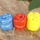 Trois ponchos imperméables portables enroulés, en bleu, rouge et jaune