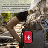 Trousse de premiers soins attachée à un sac à dos en randonnée, idéale pour les urgences en plein air