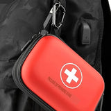 Trousse de premiers secours accrochée à un sac à dos, idéale pour la randonnée et les voyages en plein air