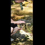 Utilisation du mini filtre à eau pour boire directement d'un ruisseau lors d'une randonnée