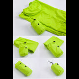 Veste de randonnée verte pliée, montrant les différentes étapes de pliage et de rangement