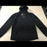Veste SoftShell noire posée à plat, idéale pour la randonnée et les activités extérieures