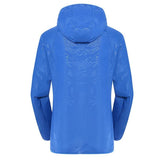Veste de randonnée bleue avec capuche imperméable, vue de dos montrant la texture du tissu