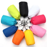 Veste de randonnée imperméable en différentes couleurs, emballée dans des sacs de rangement
